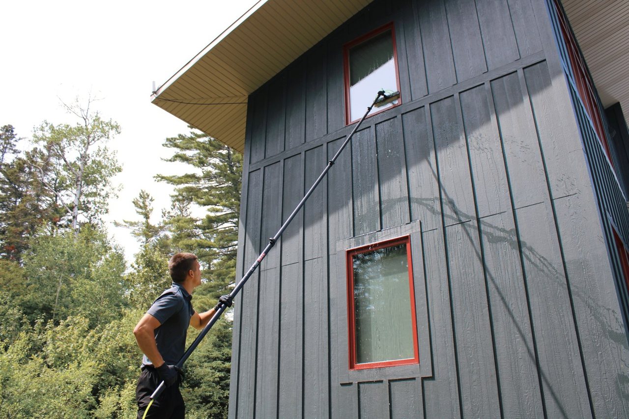 Clear Vue crew at work: waterpole action redtrim
