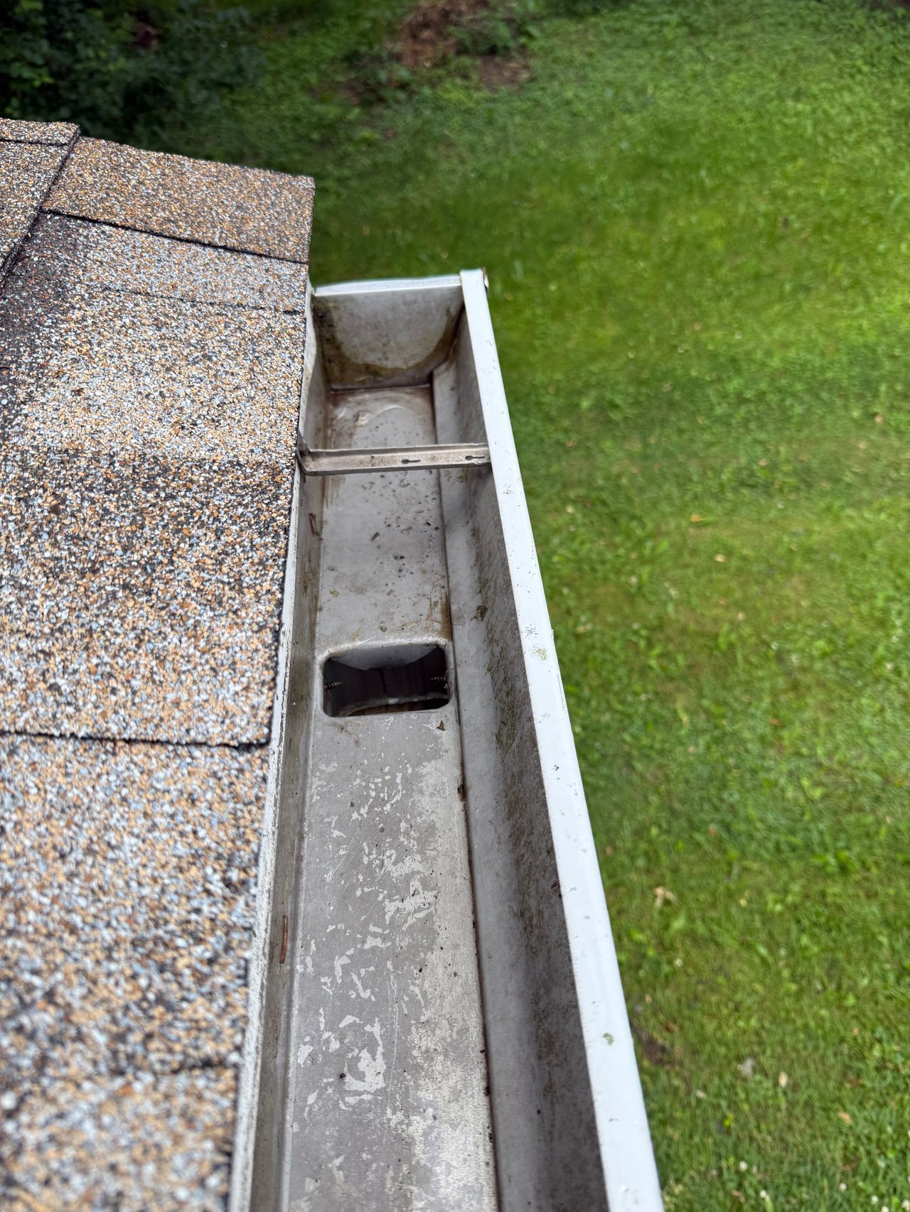 Detailing the edge of a cleaned window